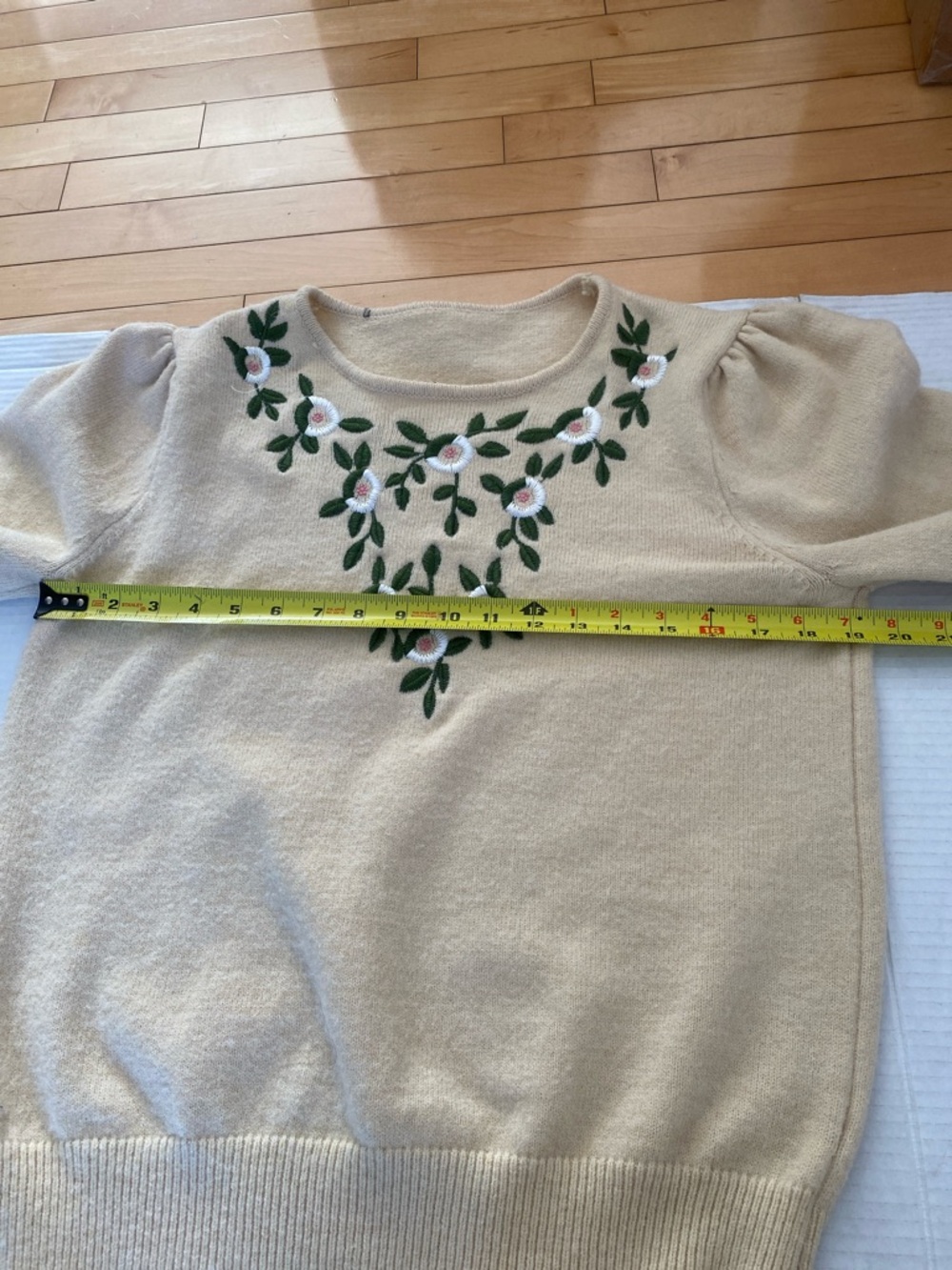 STUNNING VINTAGE Floral Embroidered round neck Sweater w puff sleeves Sze Medium - Picture 15 of 16